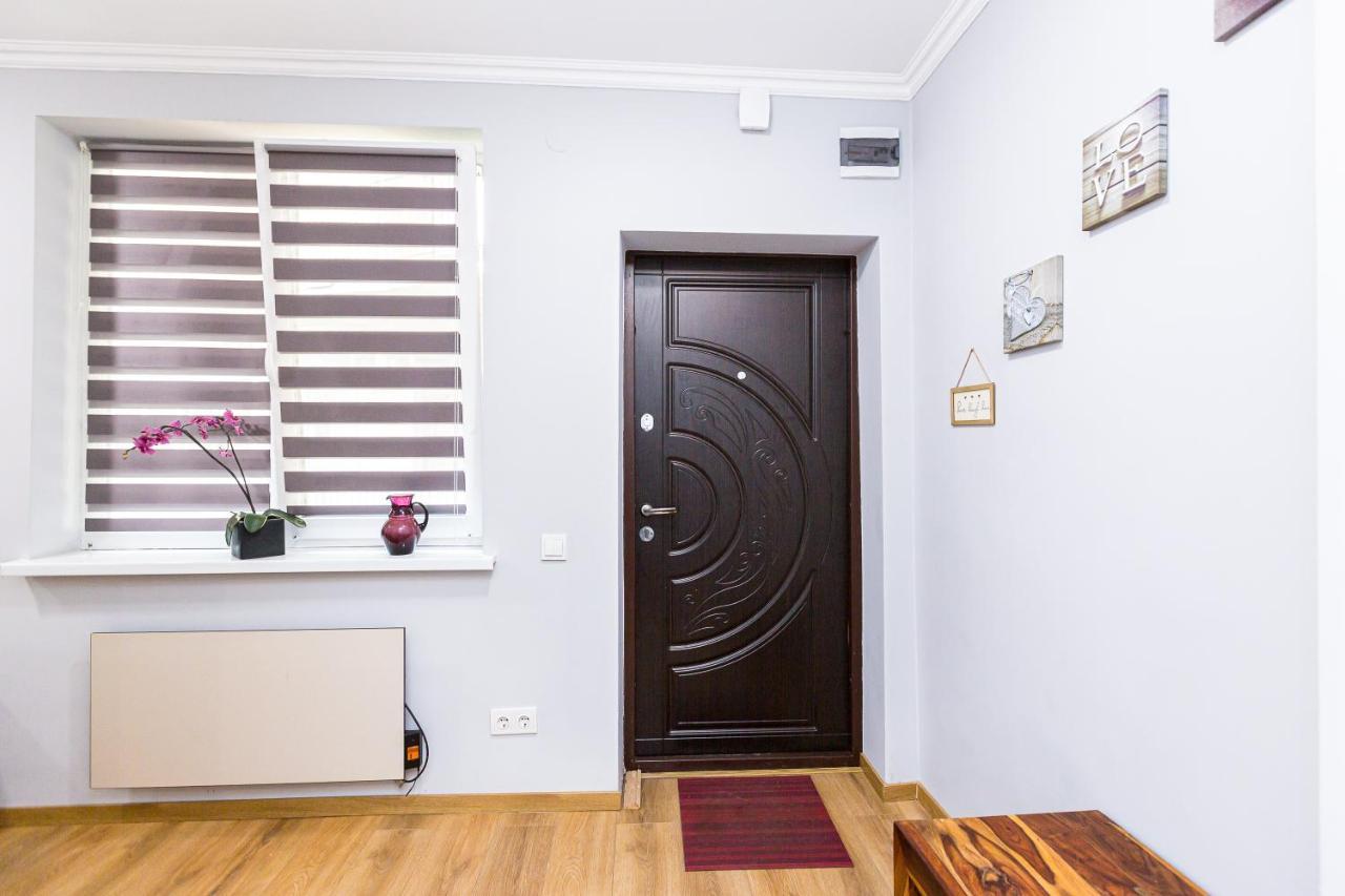 Сучасна Квартира По Вул Дарії Гусяк 9 Біля Краківського Lviv Buitenkant foto